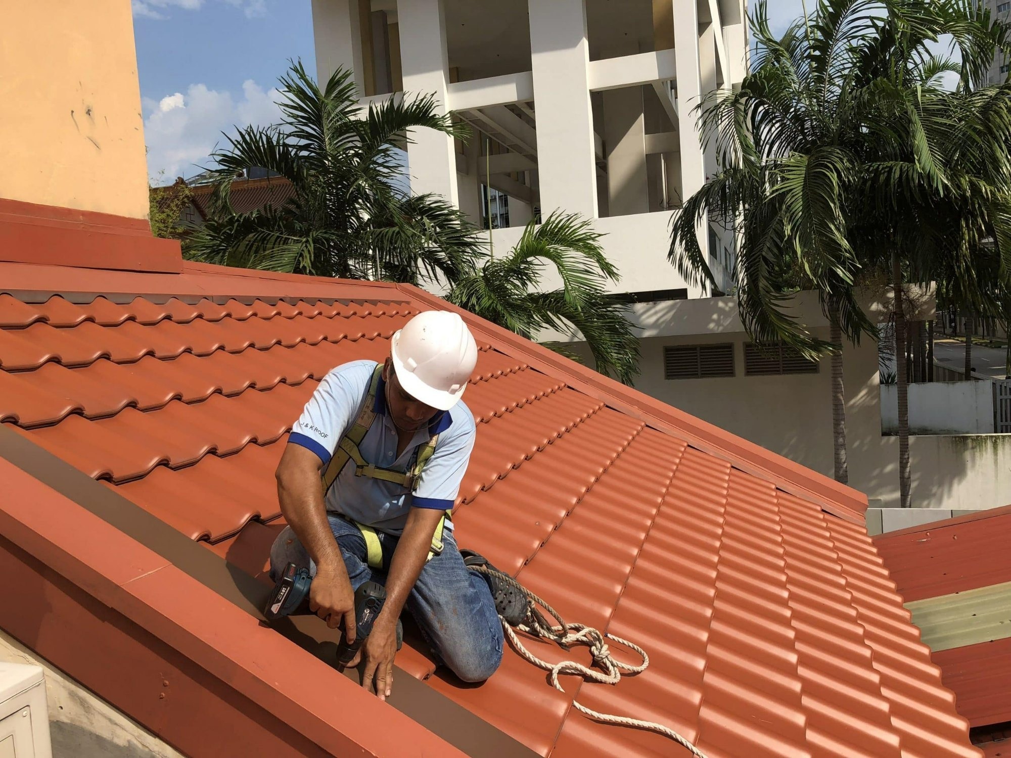 How Skilled roofers Handle Complex Projects